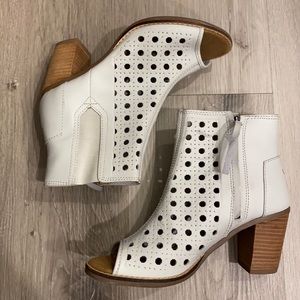 TOMS white leather majorca peep toe size 6. Worn once.
